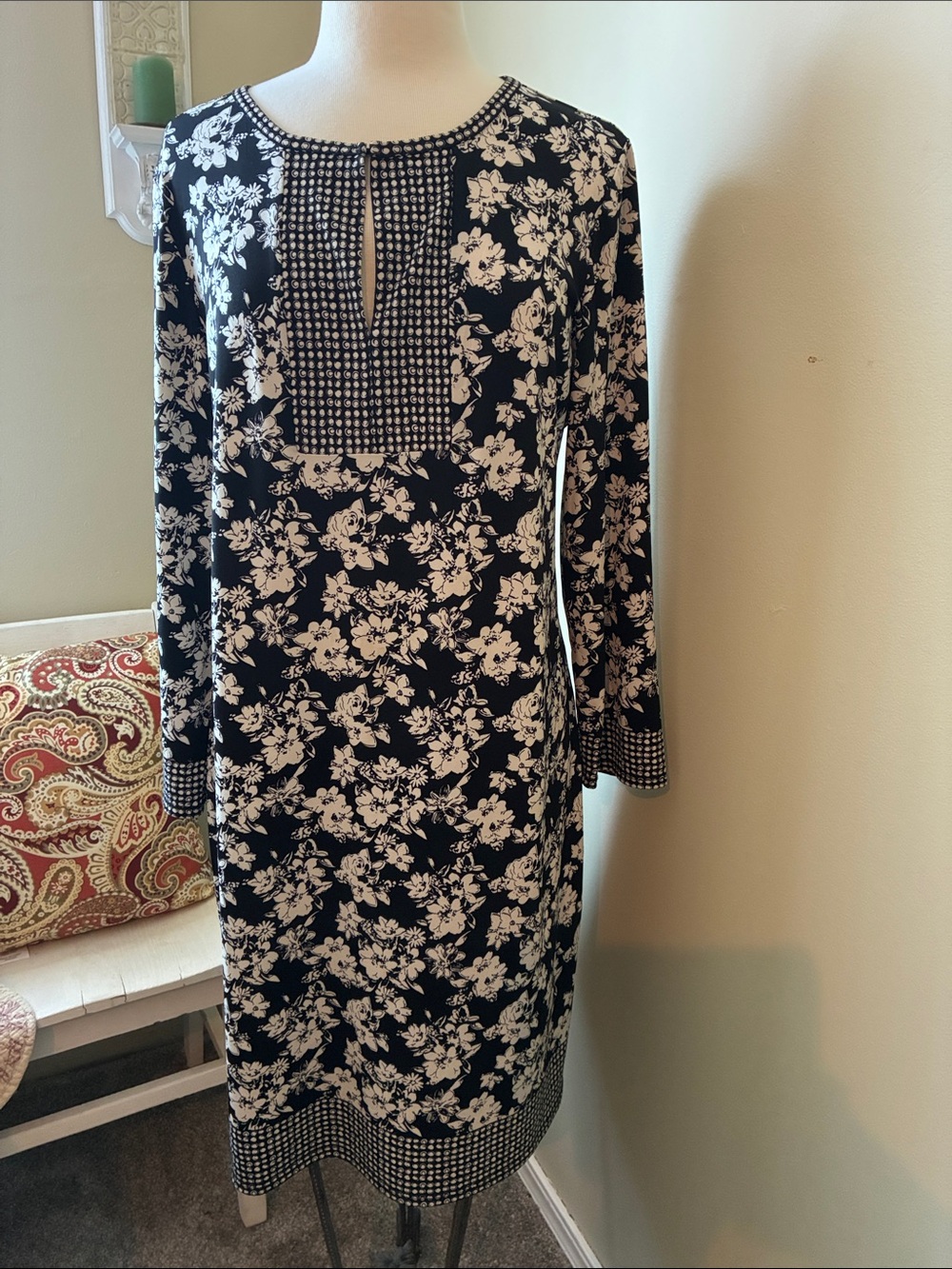 Max Studio Black and White Floral Long-Sleeve Shift Dress